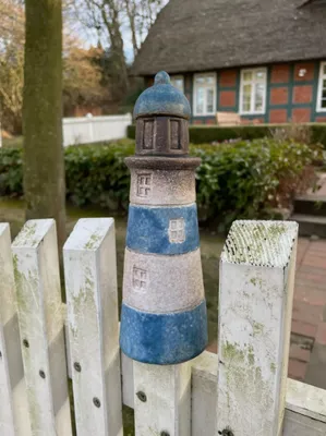 Produktbild von Charmanter maritimer Landhaus Zaunhocker, Zaunstecker Leuchtturm, Zaunfigur