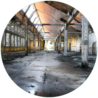 Produktbild von Wallario Premium Glasbild, freischwebende Optik, kräftige Farben, rund 50cm Durchmesser, Motiv Alte Industriehalle  leerstehend und einsam