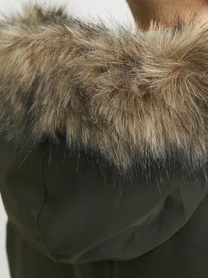 Produktbild von Jack & Jones Damen Parka Olivegrün mit warmer Kunstfaser-Daunenwattierung und Kunstfellkapuze