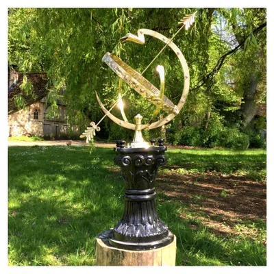 Produktbild von Astrologische Sonnenuhr für den Außenbereich | Höhe 97 cm | Garten-Dekoration im Landhausstil