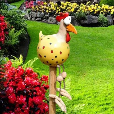 Imagen del producto de Ibenzoa®: Decoración para jardín con forma de gallinas de colores, hecha a mano, de tamaño mediano. Fabricada en resina, resistente a la intemperie, apta para interior y exterior. Colores vibrantes. Dimensiones: 28 x 8,5 x 8,5 cm