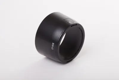 Produktbild von vhbw Gegenlichtblende kompatibel mit Canon EF 85mm f/1.8 USM, EF 135mm f/2.8 Soft-Focus 58mm Objektiv, Rund, 8,8 cm, schwarz