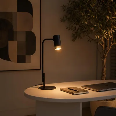 Productafbeelding van Bureaulamp Nessi zwart met goud, AI-gegenereerde afbeelding