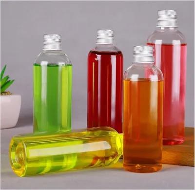 Immagine prodotto di Bottiglie di plastica - Mini bottiglie per alcol con tappo a vite argentato - Bottiglie riutilizzabili per salse con imbuto
