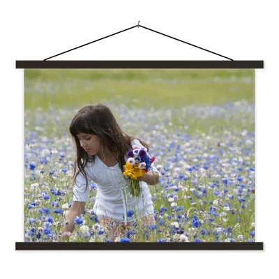 Produktbild von MuchoWow® Textilposter Mädchen - Blumen - Wiese 40x30 cm mit schwarzem Rahmen - Dekorationen