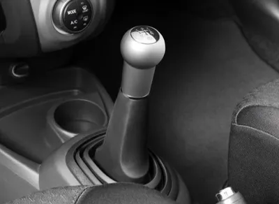 Zdjęcie produktu dla TOYOTA Yaris 5-biegowa chromowana dźwignia zmiany biegów PZ430-B9176-00 OE