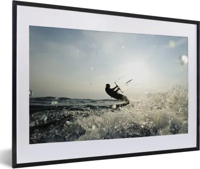 Produktbild von MuchoWow® Gerahmtes Poster Kitesurfender Mensch 60x40 cm - Poster mit Schwarzem Bilderrahmen Wandposter Rahmen Foto Bilder - Schlafzimmer - Plakat in Rahmen - Drucken