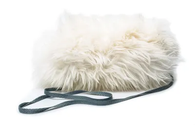 Produktbild von Lammfell Hand Muff HW hochwollig mit Umhängeband Weiß