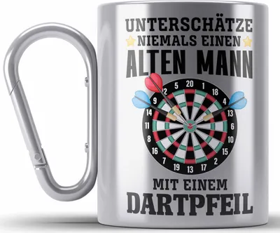 Produktbild von Trendation - Dart Edelstahl Tasse Karabiner Unterschätze Niemals Einen Alten Mann Mit Einem Dartpfeil Spruch Männer Dart-Spieler Geschenkidee (Silber)