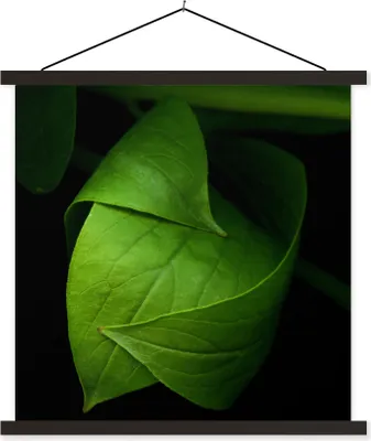 Produktbild von MuchoWow® Textilposter Die Details eines grünen Blattes vor schwarzem Hintergrund 90x90 cm mit schwarzem Rahmen - Magnetisches