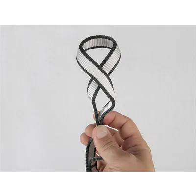 Hand hält die "Safety Chain" von singing rock; eine Kletter-Schlinge mit grauen und schwarzen Streifen.