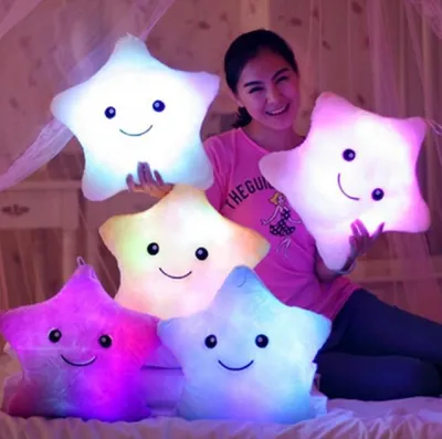 Produktbild von Nachtlampe Kuschelkissen Stern weiß mit LED Beleuchtung 32 cm – sicheres Nachtlicht für Kinder