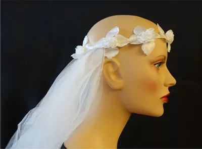 Produktbild von Weißer Rosen Haarkranz mit Brautschleier
