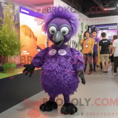 Produktbild von Maskottchenfigur REDBROKOLY eines lila Emus mit Strampler und Haarspangen