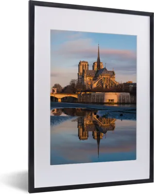Produktbild von MuchoWow® MuchoWow® Gerahmtes Poster Die Kathedrale Notre Dame spiegelt sich im Wasser in Paris 30x40 cm - Poster mit zchwarzem Bilderrahmen - Wandposter Schlafzimmer