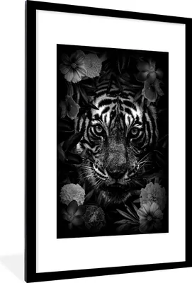 Produktbild von MuchoWow® Gerahmtes Poster Tiger zwischen den Blumen - schwarz und weiß 60x90 cm - Poster mit Schwarzem Bilderrahmen Wandposter Rahmen Foto Bilder - Dekoration - Wandposter Wohnzimmer - Hochwertig