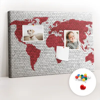 Immagine prodotto di Lavagna in sughero con puntine - Pannello con puntine per foto e appunti - 60x40 cm - Puntine colorate, 100 pezzi - Parete in mattoni - Mappa del mondo