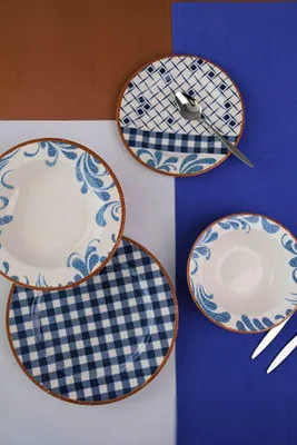 Produktbild von Hermia Concept, Hochwertiges 24-teiliges Dinner Set aus 100% Porzellan | 6 Servierplatten (25x25x2,5 cm), 6 Teller (21x21x3 cm), 6 Schalen (15x15x4,5 cm), 6 Dessertteller (22x22x2,5 cm) | Spülmaschinen- und mikrowellenfest, ideal für jeden Anlass.