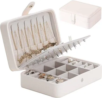 Produktbild von Juwelenkoffer - Reisekoffer - Reisejuwelencode - Wasserfest - Mini Koffer - Ideal Geschenk - Für Ketten, Armbänder, Ohrringe, Ringe, Lippenstift, Broschen und Uhren - Weiß - Klein - Reise - Wasserfest - Mini