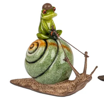 Produktbild von Dekofigur Froschhausen Frosch auf grüner Schnecke H. 13cm Kunststein Formano