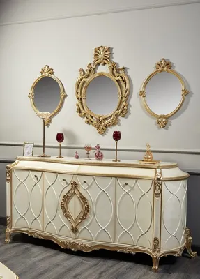 Produktbild von Casa Padrino Luxus Barock Wohnzimmer Set Weiß / Antik Gold - Prunkvolle Barock Kommode und 3 Wandspiegel - Barockmöbel