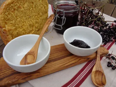 Produktbild von Dipschalen 2er-Set Porzellan KLASSIK (8,5 cm) mit Olivenholz-Sockel & 2 Löffeln