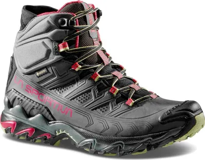 Grauer La Sportiva Ultra Raptor II Mid Leather WideWoman GTX Schuh mit pinken Details und schwarzer Sohle