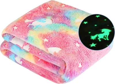 Produktbild von Kuscheldecke 150*130 cm mit Einhorn-Muster & Glow-in-the-Dark - Flauschige Plüschdecke als Sofa- oder Bettüberwurf für Kinder