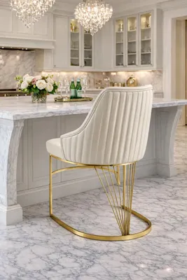 Produktbild von Elegante Stühle mit cremefarbener Polsterung und goldenen Akzenten