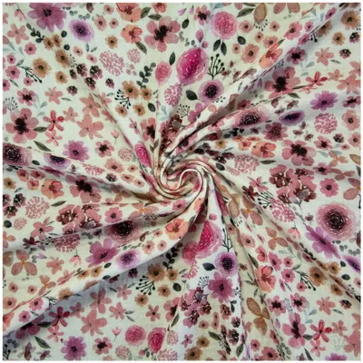 Kreativ zunftgerollte Double Gauze Musselin-Meterware 'Blumen 1'. Weicher Baumwollstoff mit dichtem, floralem Muster in Rosa-, Lila- und Beerentönen.