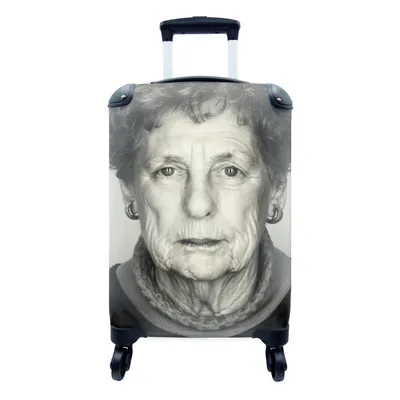 Produktbild von MuchoWow® Koffer Handgepäck Trolley Rollkoffer Kleine Reisekoffer mit 4 Rollen - Porträt einer wettergegerbten alten Frau - Cabin Size < 55x40x23 cm & 55x40x20 cm - Fotokoffer - Kabinenkoffer - Boardgepäck - Reise-Box - Reisekoffer - Reisegepäck - Koffer mit Bild - Trolley für Kinder