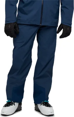 Herren Recon Stretch LT Pants von Black Diamond in Blau; kombiniert mit weißen Skischuhen und schwarzen Handschuhen.
