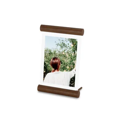 Productafbeelding van Umbra Scroll, Lijst voor één foto, Hout, walnoot, Wanddecoratie, Muur, 13 x 18 cm, Rechthoekig