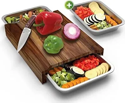 Image de Lot de planches à découper avec bacs d'égouttage – 40 x 30 x 7,2 cm – en bois d'acacia avec 3 plaques de cuisson en acier inoxydable, lavables au lave-vaisselle – Planche de cuisine multifonctionnelle en bois