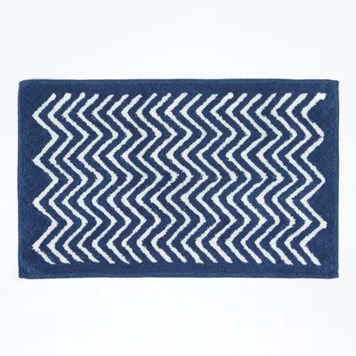 Immagine prodotto di HOMESCAPES Tappetino da bagno antiscivolo con motivo chevron 100% cotone, blu scuro e bianco