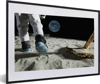 Produktbild von MuchoWow® MuchoWow® Gerahmtes Poster Weltraum - Mond - Astronaut 60x40 cm - Poster mit zchwarzem Bilderrahmen - Schlafzimmer - Plakat in Rahmen - Drucken