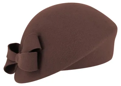 Obrázok produktu pre Štýlová, asymetrická filcová čiapka typu "pillbox" so stužkou, hnedá, univerzálna veľkosť