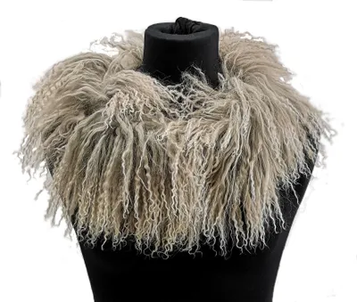 Produktbild von Leichter Taupe Lammfell Schal mit feinen Locken, seidenweich und kuschelig