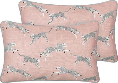 Produktbild von BELIANI Dekokissen 2er Set Rosa aus Baumwolle 30 x 50 cm Rechteckig Gerpardenmuster Tiermotiv für Bett Sofa Couch Kinderzimmer Schlafzimmer Wohnzimmer