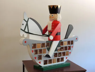 Produktbild von Adventskalender Schaukelpferd (106x89cm) von Richard Glässer