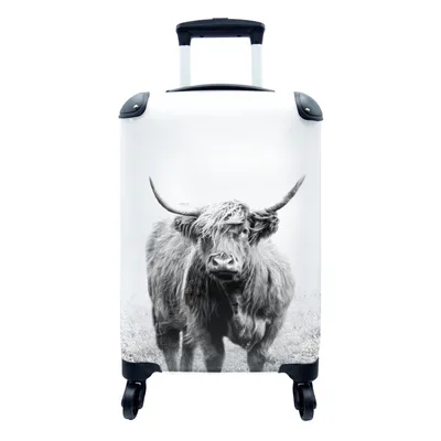 Produktbild von MuchoWow® Koffer Handgepäck Trolley Rollkoffer Kleine Reisekoffer mit 4 Rollen - Ein schottischer Highlander - schwarz und weiß - Cabin Size < 55x40x23 cm & 55x40x20 cm - Fotokoffer - Kabinenkoffer - Boardgepäck - Reise-Box - Reisekoffer - Reisegepäck - Koffer mit Bild - Trolley für Kinder