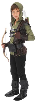 Junge im Robin Hood Kostüm mit Kapuze, Gürtel und Spielbogen im mittelalterlichen Waldläufer-Look.