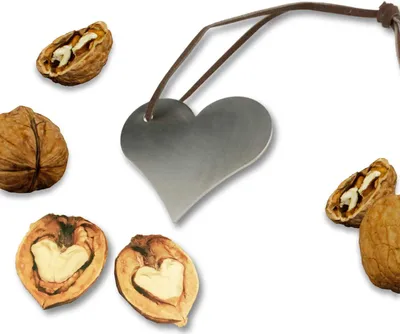 Productafbeelding van Echte roestvrijstalen notenkraker vorm hart inclusief - 5,2 x 5,9 cm - Cellofaan ideaal als hanger of klein geschenk