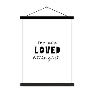 Produktbild von MuchoWow® Textilposter Zitate - Sprichwörter - Du bist geliebtes kleines Mädchen - Kinder - Liebe 40x53 cm mit schwarzem Rahmen - Abbildung