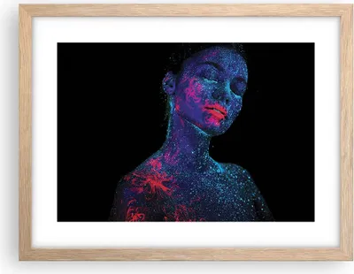 Produktbild von Gerahmtes Poster - Rahmen in heller Eiche - Frau Ultraviolett Glitzer - 40x30 cm - Wand Bild - Wanddeko - Wandbilder - Kunstposter - Wandposter - Bilderrahmen - Bilder - Kunstdruck - P2NAA40x30-4527