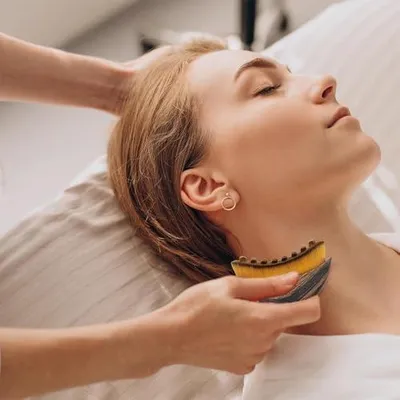 Produktbild von Lymphatische Gesichtsbürste für Lymphdrainage, Kinn- und Kieferkonturmassage sowie Gesichtsreinigung aus Alpenfaser