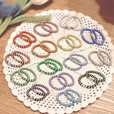 Produktbild von Set mit 30 elastischen Mini-Haargummis für den Haarschmuck