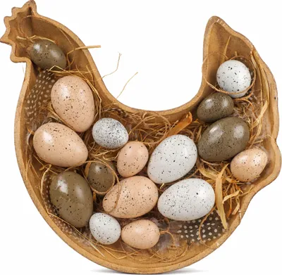 Holzschale in Huhn-Form mit 16 gesprenkelten Dekoeiern in Naturtönen auf weißem Hintergrund.