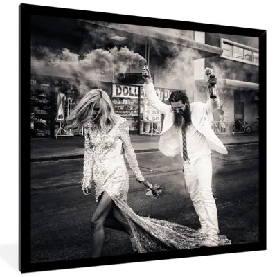 Produktbild von MuchoWow® Gerahmtes Poster Las Vegas - Party - Ehepaar - Schwarz und weiß 40x40 cm - Poster mit Schwarzem Bilderrahmen Wandposter Rahmen Foto Bilder - Mit Rahmen - Wanddekoration Schlafzimmer