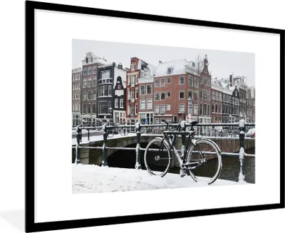 Produktbild von MuchoWow® Gerahmtes Poster Amsterdam - Fahrrad - Winter 90x60 cm - Poster mit Schwarzem Bilderrahmen Wandposter Rahmen Foto Bilder - Wanddekoration - Fotos